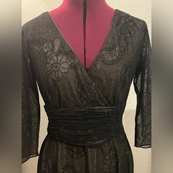 Black velvet with gold underlay Maggy London cocktail dress - Picture 2 of 5